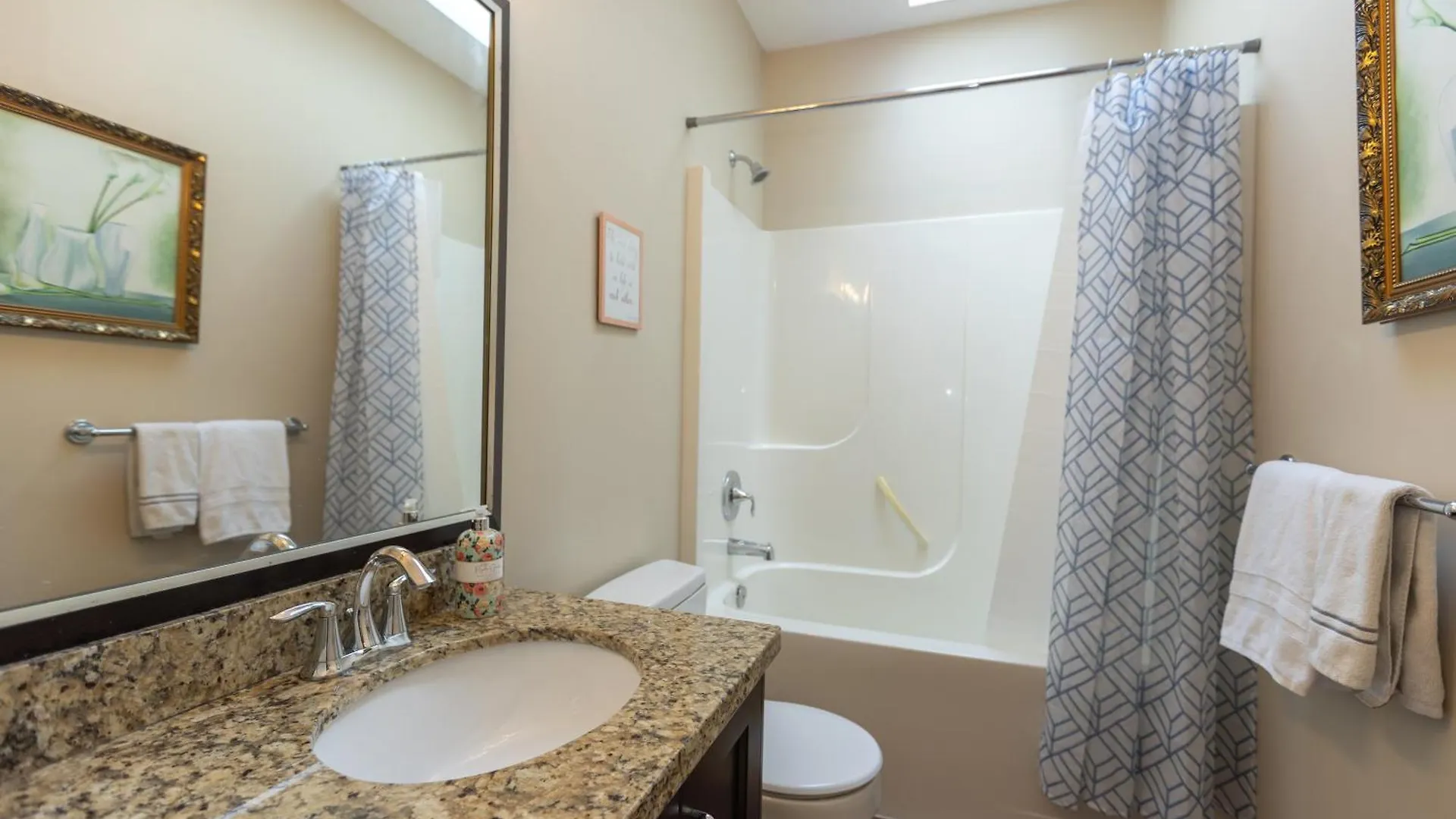 Holiday home Luxury Rainbow House With Pool Table, Oceanview Villa Nanaimo