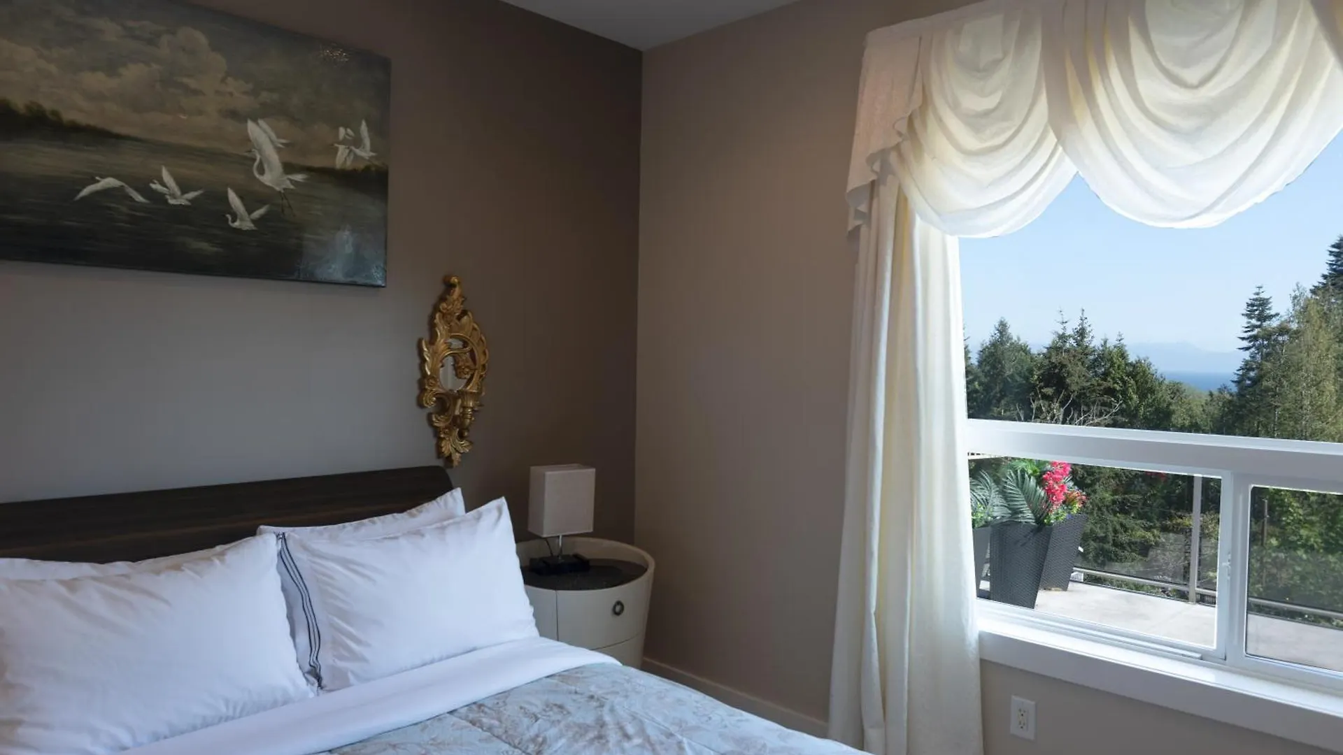Luxury Rainbow House With Pool Table, Oceanview Villa Nanaimo Holiday home